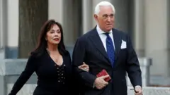 Ông Roger Stone đến tòa án với vợ, Nydia