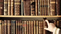 বাংলাদেশে ইংরেজি ভাষায় লেখা সাহিত্যকর্মের পাঠকের সংখ্যা কম থাকার কারণে বাংলাদেশি লেখকরা ইংরেজিতে সাহিত্য রচনা করায় যথেষ্ট আগ্রহ পান না।