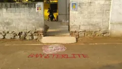 ஸ்டெர்லைட்டுக்கு எதிர்ப்பு தெரிவிக்கும் விதத்தில் கோலம்