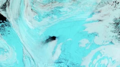 Agujero en el hielo en el Mar de Weddell en la Antártica