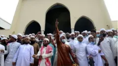 ধোলাইরপাড় চত্বরে ভাস্কর্য তৈরির বিপক্ষে ইসলামপন্থী দলগুলো ইতিমধ্যেই বেশ কয়েকবার বিক্ষোভ করেছে।