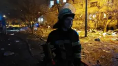 Vatrogasci stižu do stambenog bloka posle napada