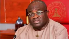 Okezie Ikpeazu weere oche ọchịchị Abia Steeti n'afọ 2015