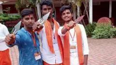 बजरंग दलाच्या कार्यकर्त्यांचे एका शिबिरातील काही फोटो आणि व्हिडिओ सध्या सोशल मीडियावर व्हायरल होत आहेत.