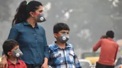 বায়ুদূষণের কারণে দিল্লির অনেক বাসিন্দাই ঘরের বাইরে মুখোশ পরেন