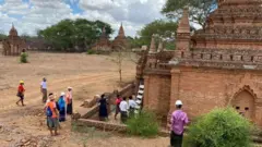ဖောက်ထွင်းခံရတဲ့ ဘုရားတွေကို လိုက်လံစစ်ဆေးကြစဥ်
