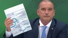 Onyx segura documento em entrevista coletiva, em que aparece sentado em frente a microfone
