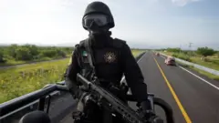 Patrullas en la carretera 85D de Monterrey a Nuevo Laredo