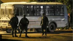 কয়েকটি বাসে সৈন্যদের উদ্ধার করা হয়