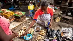 Ụmụnwaanyị nọ n'ahịa