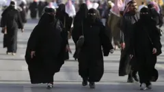 Abagore muri iki gihugu ntabwo bari bemerewe kujya mu mahanga badaherekejwe n'umuntu w'umugabo