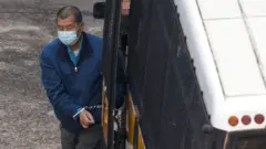 被鎖上手扣的黎智英搭乘囚車抵達香港荔枝角收押所（3/12/2020）