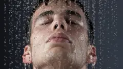 رجل يستحم بالماء فقط