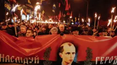 Manifestação de ucranianos de extrema direita em Kiev, em 2015, com a bandeira de Stepan Bandera
