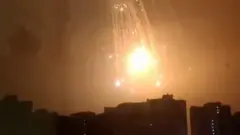 ठूला भवनमाथि आकाशमा देखिएको विस्फोटनको दृश्य