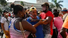 Hombre siendo arrestado durante las protestas del domingo 11 de julio en Cuba.