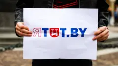 Табличка с надписью Я TUT.BY