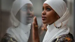 Ifraax Axmed, oo ah Soomaali haysata sharciga Ireland, waxay sawirka ku gashay Madxafka dadka Soogalootiga ah ee EPIC, ee bartamaha magaalada Dublin. Waxay ku dhalatay xero qaxooti, ka dib markii Soomaaliya uu dagaalka ka bilowday, ka dib Ifraax waxaa loo tahriibiyay Ireland, iyadoo aad u da'yar. Hadda waxay u ololeysaa arrimaha bulshada.