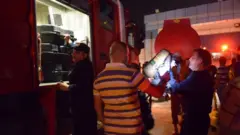 অগ্নিকাণ্ডের পর দমকল কর্মীরা উদ্ধারকাজ শুরু করেন