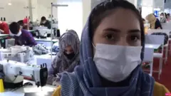 بلخ کې بيا د ښځو سوداګرۍ خونه وايي په تېرو درېيو میاشتو کې مزار شریف کې د ښځينه سوداګرو ۶۰ سلنه کاروبار د کورونا وېروس او محدودیتونو له امله درېدلی دی.