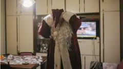 Duško oblači masku Deda Mraza