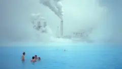 Usina geotérmica e banhistas