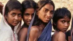 দুর্ভিক্ষের সময় লঙ্গরখানায় খাদ্যের জন্য লাইনে দাঁড়িয়ে অপেক্ষা করছে মানুষ।