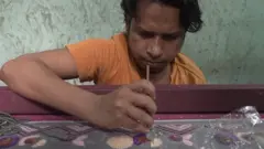 পেশা ছাড়ছেন কারচুপির দক্ষ কারিগরেরা