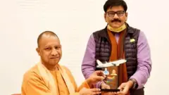 योगी आदित्यनाथ के साथ विधायक और जेवर विधानसभा से बीजेपी उम्मीदवार धीरेंद्र सिंह (फ़ाइल)