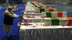 నివాళులర్పిస్తున్న మోదీ