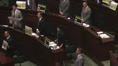 의회장에서 피켓을 들고 시위 중인 홍콩 민주주의 진영 의원들
