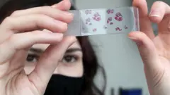 Ученый с приборным стеклом