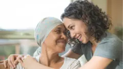 Paciente de cáncer con su hija