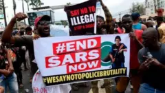 ንጭካነ ፖሊስ ብምቅዋም ኣብ ናይጄርያ ሰልፊ ተቓውሞ የካይዱ ዘለዉ ኣተሓባበርቲ ወፍሪ #EndSARS፡ መራሕትን ኣማኸርትን እቲ ወፍሪ ንምምራፅ ምንቅስቓስ ጀሚሮም።