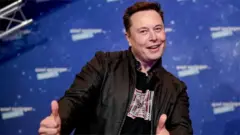 Elon Musk anaongoza orodha hiyo akiwatangulia kwa mbali matajiri wengine wengi.