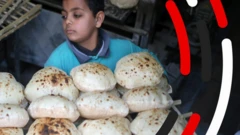 طفل يحمل الخبز