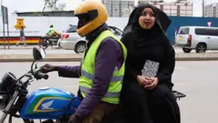 Muna Saleebaan oo kamid ah gabdhaha Soomaalida ee isticmaala Mootada.