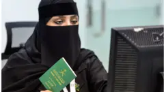 পাসপোর্ট হাতে সৌদি নারী