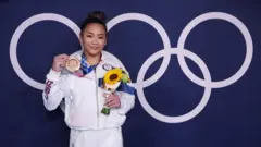 Sunisa Lee đem lại vinh quang cho người Hmong tị nạn.