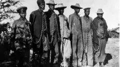 ১৯০৪ সালে শেকল দিয়ে বাঁধা হেরেরো বন্দীরা