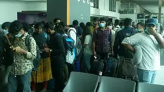 விமான நிலையத்தில் தவித்த மாணவர்கள்