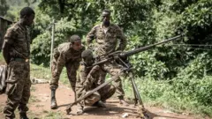 Ingabo za Ethiopia zimenyereza gukoresha inkoho ya muzinga yo mu bwoko DShK 1938 y'Abarusiya, itariki 16 Gitugutu (kwa cenda) 2021