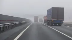 Грузовик на туманном шоссе