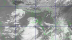 স্যাটেলাইট চিত্রে গভীর নিম্নচাপটির সর্বশেষ যে অবস্থান দেখা যাচ্ছে।