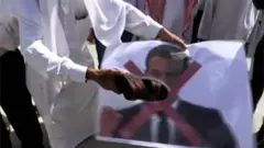 የፕሬዝዳንት ማክሮን ምስል በጫማ ሲመታ