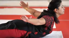 హైదరాబాద్‌లోని అపోలో ఆసుపత్రిలో అంతర్జాతీయ యోగా దినోత్సవాన యోగాసనాలు వేసిన వైద్యురాలు(2016లో తీసిన చిత్రం)