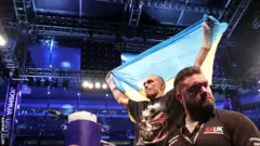 Usyk ergue a bandeira de seu país após vitória contra Joshua