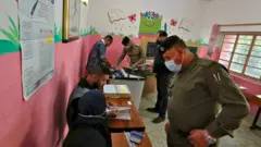 قوات الأمن والنازحون يدلون بأصواتهم في الانتخابات التشريعية بالعراق