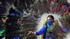 ভারতের দিল্লিতে প্রজাতন্ত্র দিবসের কুচকাওয়াজের মহড়া অনুষ্ঠানে নৃত্যশিল্পীরা নাচের মহড়া দিচ্ছেন। ২৩শে জানুয়ারি ২০২১