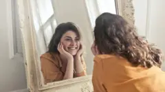Perempuan di depan cermin